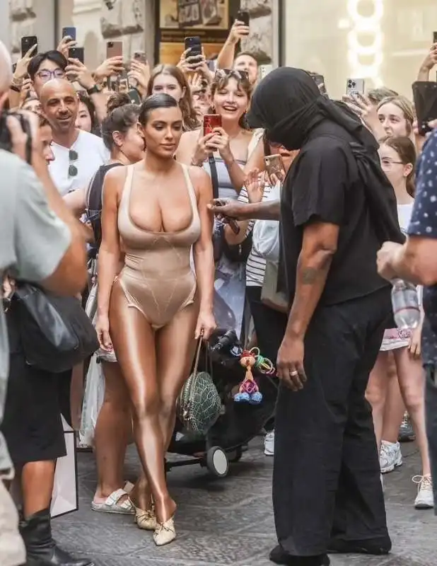 kanye west e bianca censori a firenze 3