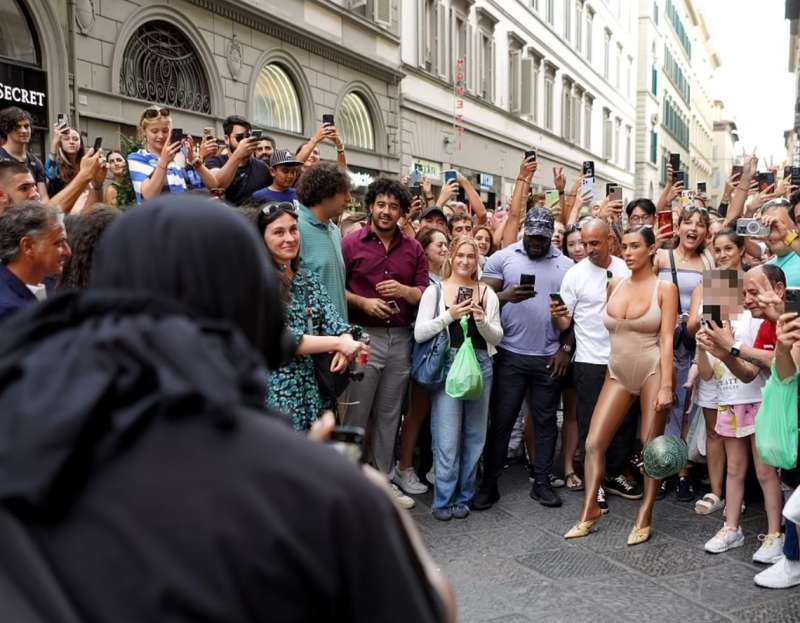 kanye west e bianca censori a firenze 5