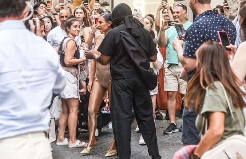 kanye west e bianca censori a firenze 8