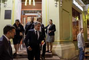 KULEBA E BLINKEN MANGIANO DA MC DONALD S A KIEV - 3