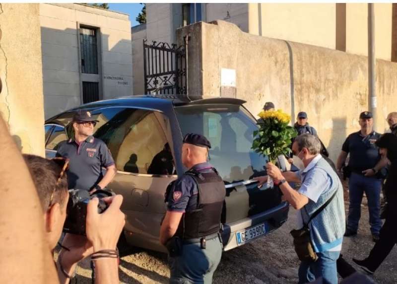 la bara di matteo messina denaro al cimitero di castelvetrano