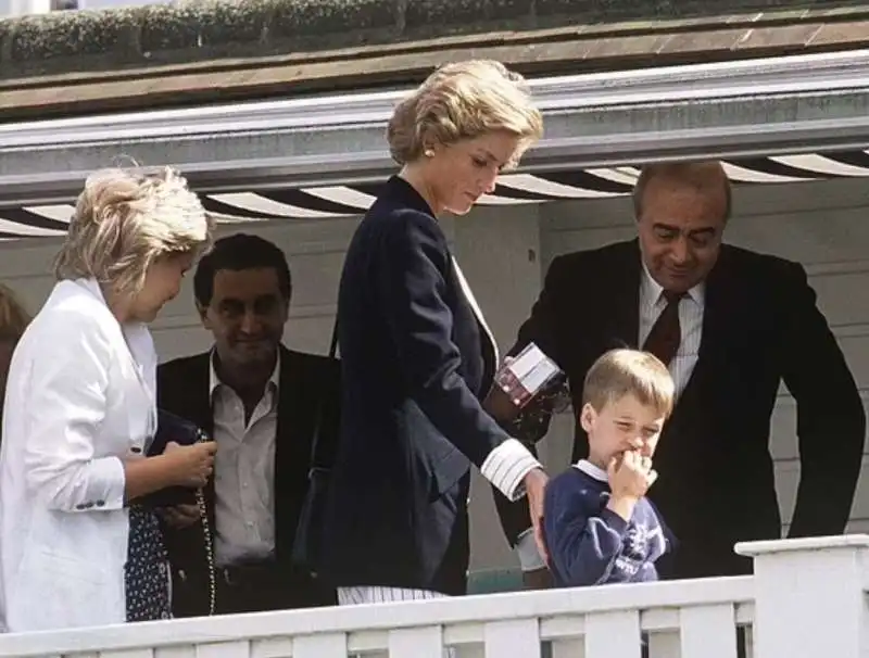 lady diana con william nel 1988 (sullo sfondo dodi e mohamed al fayed)