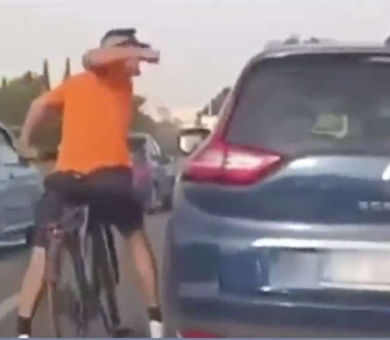 lite tra ciclista e automobilista nel traffico a roma