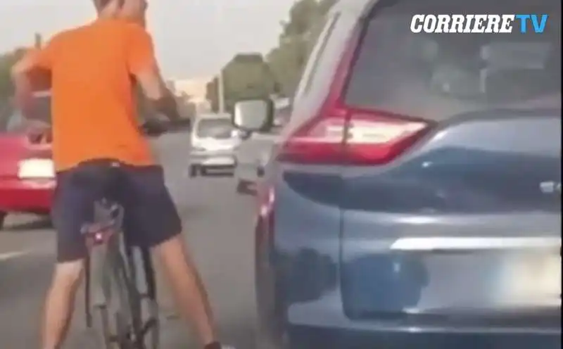 lite tra ciclista e automobilista nel traffico a roma 