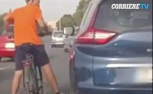 lite tra ciclista e automobilista nel traffico a roma