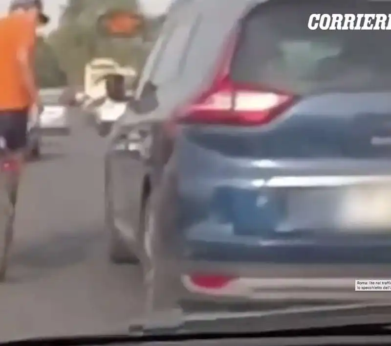 lite tra ciclista e automobilista nel traffico a roma 