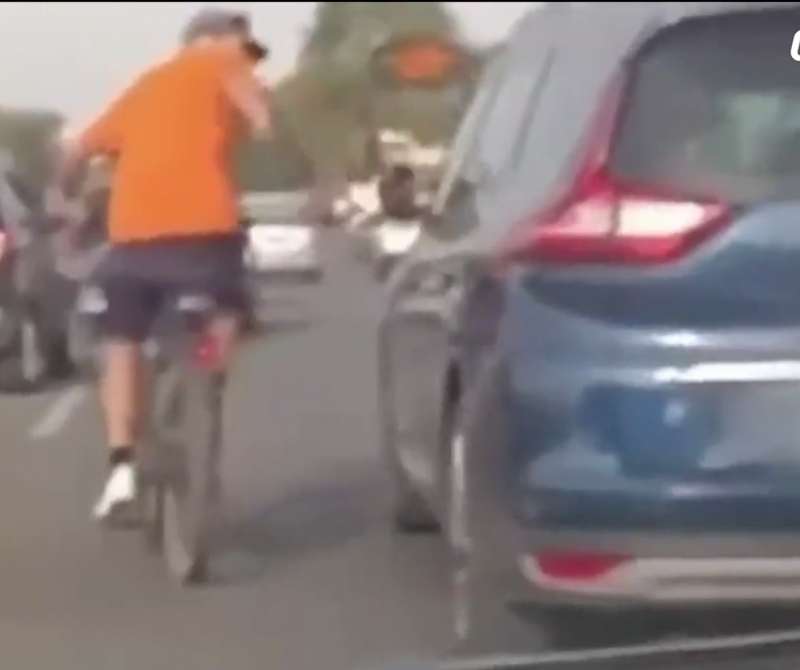 lite tra ciclista e automobilista nel traffico a roma