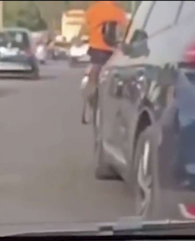 lite tra ciclista e automobilista nel traffico a roma