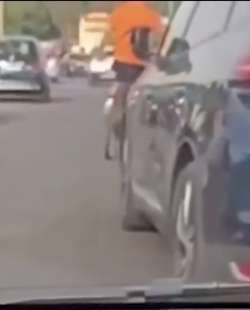 lite tra ciclista e automobilista nel traffico a roma