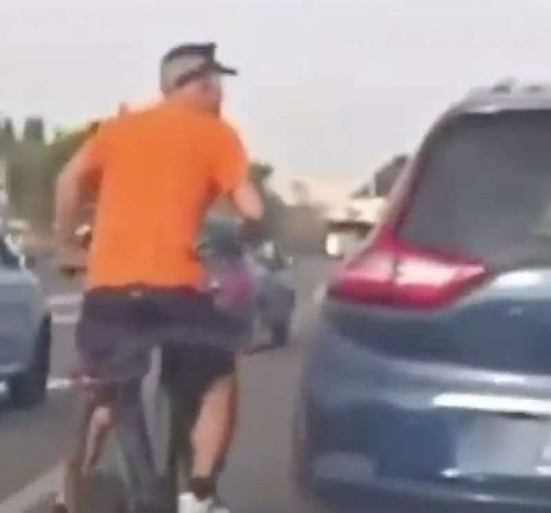 lite tra ciclista e automobilista nel traffico a roma