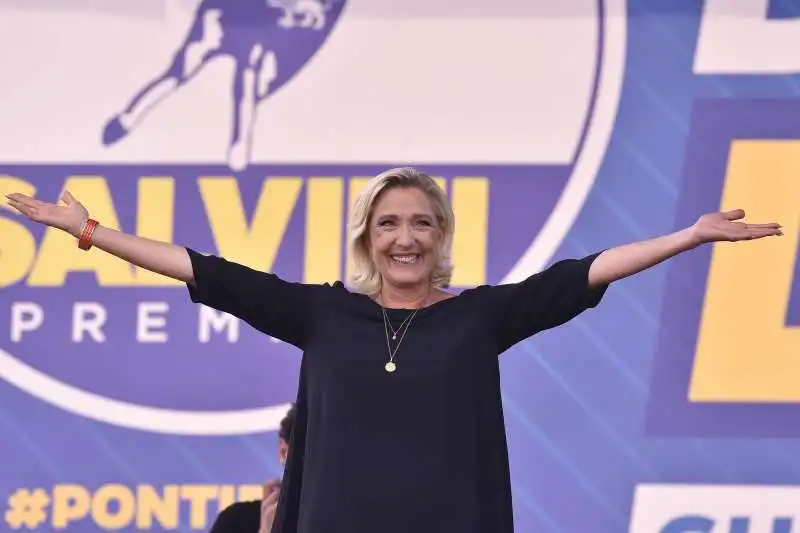 marine le pen a pontida