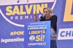 marine le pen a pontida 2