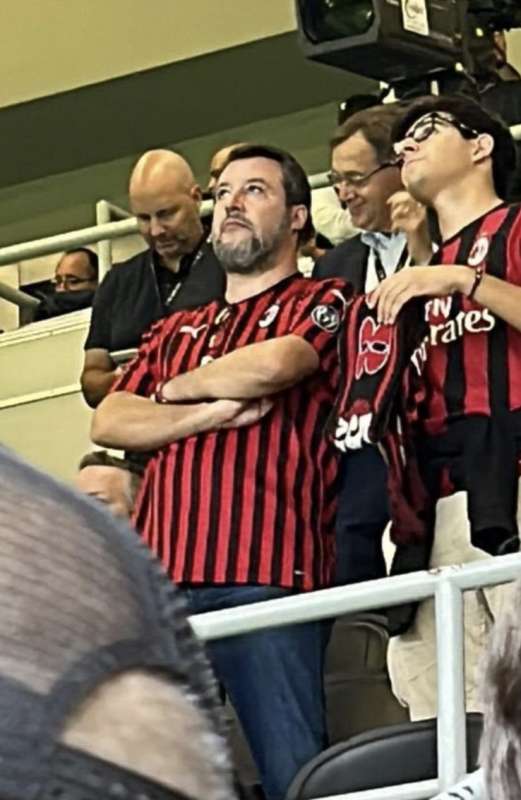 matteo salvini con il figlio vede inter milan