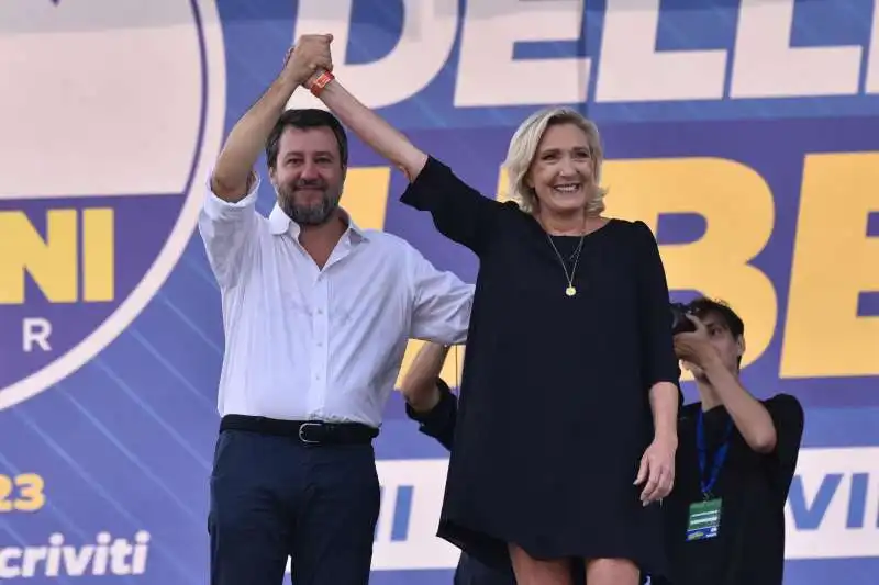 matteo salvini marine le pen a pontida 1