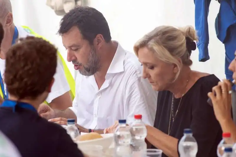 matteo salvini marine le pen mangiano a pontida 1