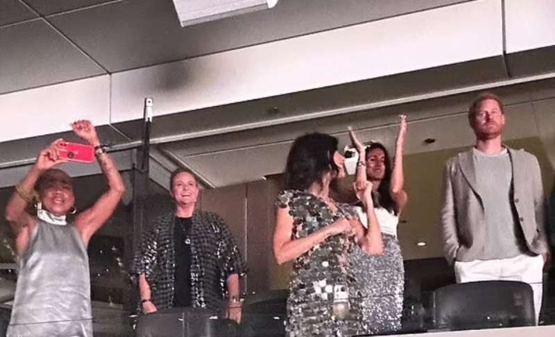 meghan markle e il principe harry scatenati al concerto di beyonce 15