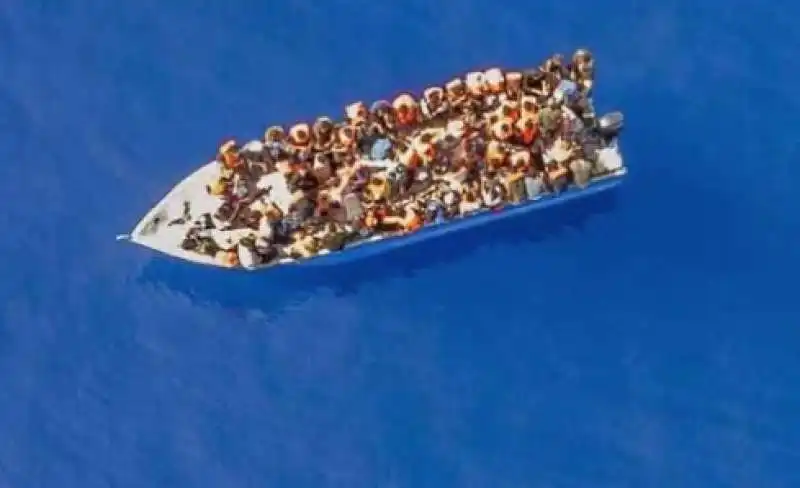 migranti al largo di lampedusa 2