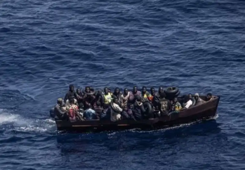 migranti al largo di lampedusa 3