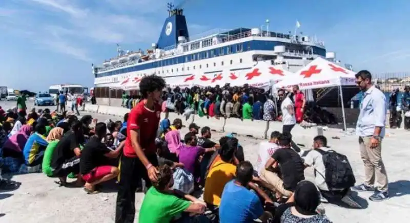 MIGRANTI AL MOLO DI PORTO EMPEDOCLE