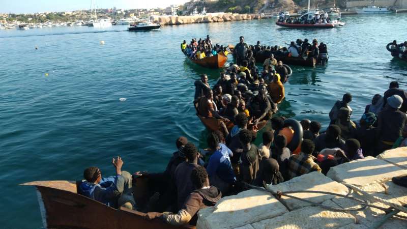 migranti arrivano a lampedusa 4