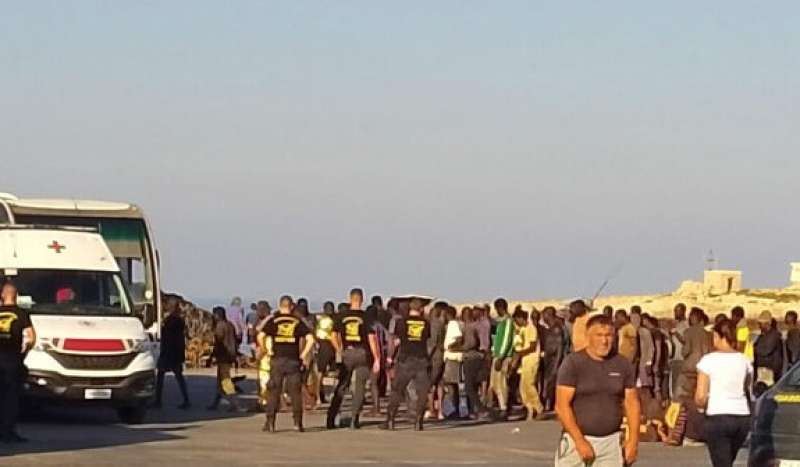 migranti sbarcati a lampedusa