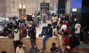 migranti stazione centrale milano 45