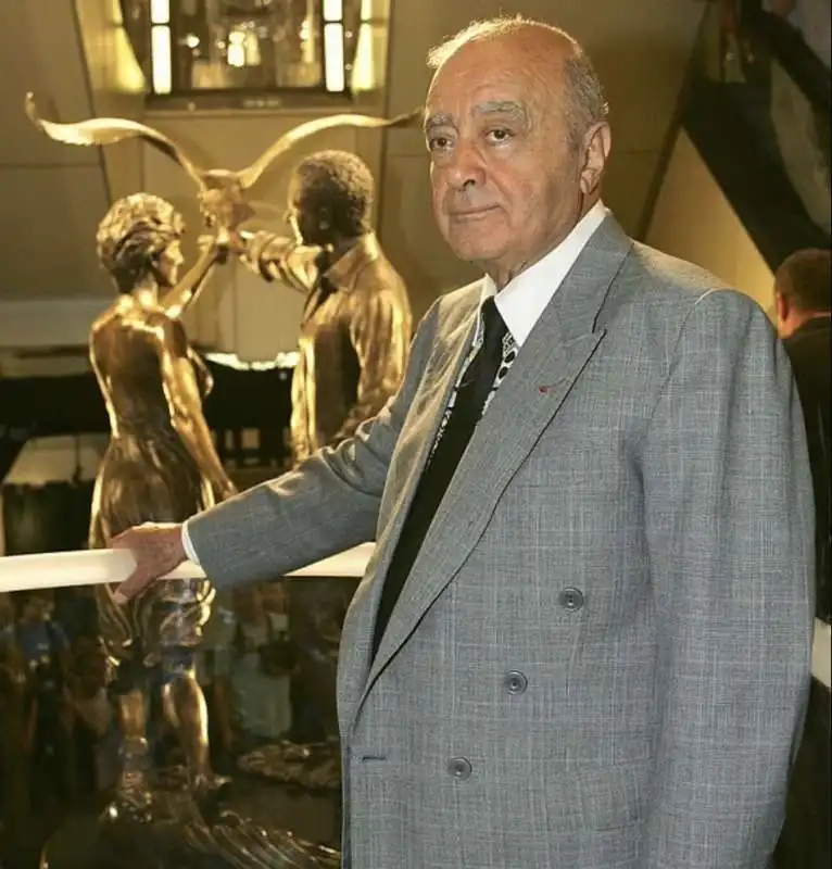 mohamed al fayed  con la statua di diana e dodi da harrrods 