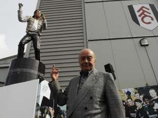 MOHAMED AL FAYED CON LA STATUA DI MICHAEL JACKSON DAVANTI ALLO STADIO DEL FULHAM