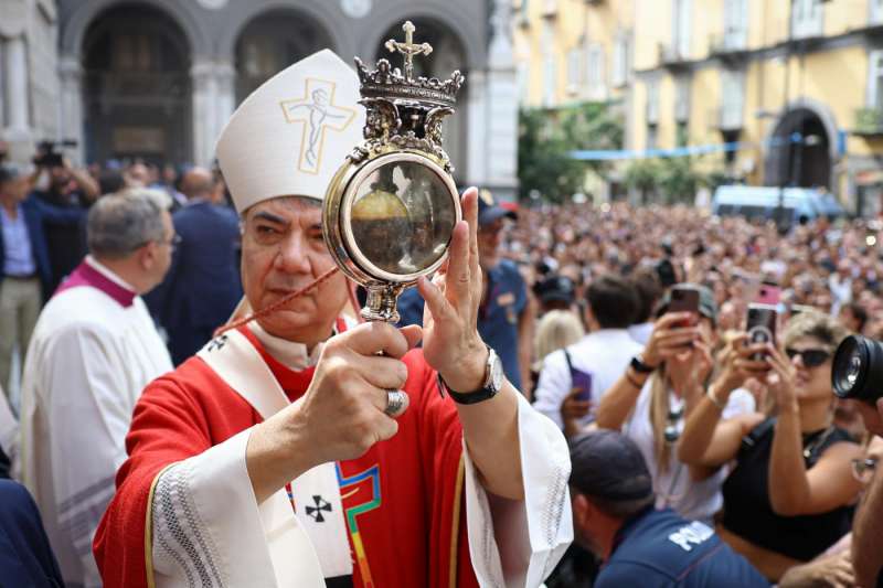 monsignor mimmo battaglia annuncia che si e sciolto il sangue di san gennaro 1