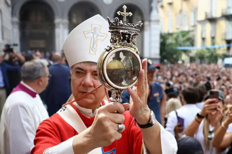 monsignor mimmo battaglia annuncia che si e sciolto il sangue di san gennaro   2