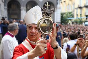 monsignor mimmo battaglia annuncia che si e sciolto il sangue di san gennaro 2