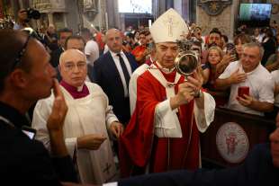 monsignor mimmo battaglia annuncia che si e sciolto il sangue di san gennaro 3