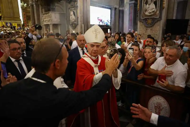 monsignor mimmo battaglia annuncia che si e sciolto il sangue di san gennaro   4