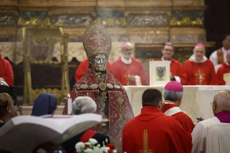 monsignor mimmo battaglia annuncia che si e sciolto il sangue di san gennaro   5