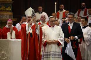 monsignor mimmo battaglia annuncia che si e sciolto il sangue di san gennaro 6