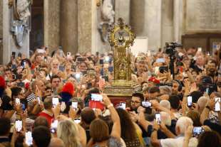 monsignor mimmo battaglia annuncia che si e sciolto il sangue di san gennaro 7