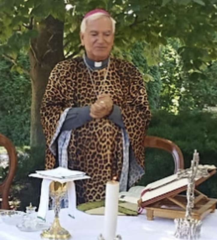 MONSIGNOR NICOLA GIRASOLI CON LA SUA CASULA LEOPARDATA