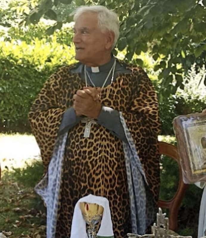 MONSIGNOR NICOLA GIRASOLI CON LA SUA CASULA LEOPARDATA