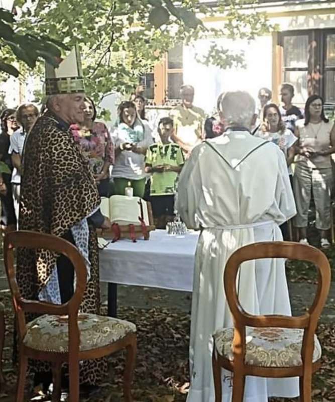 MONSIGNOR NICOLA GIRASOLI CON LA SUA CASULA LEOPARDATA