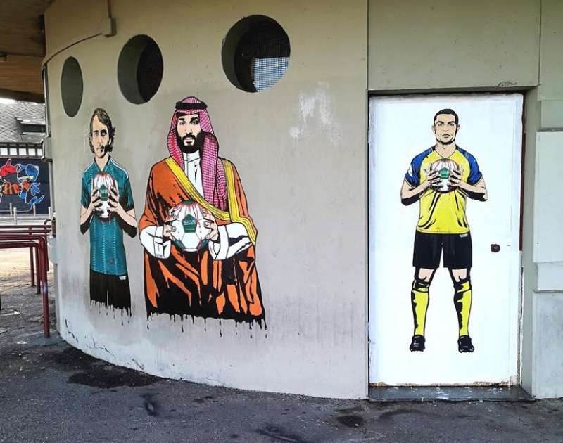 murale a san siro - roberto mancini - bin salman - cristiano ronaldo -pallone insanguinato