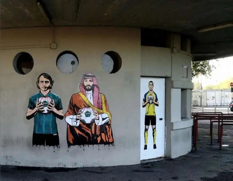 murale a san siro - roberto mancini - bin salman - cristiano ronaldo -pallone insanguinato