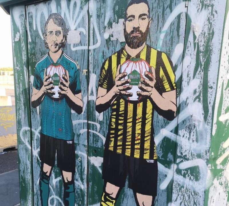 murale a san siro - roberto mancini - karim benzema - pallone insanguinato