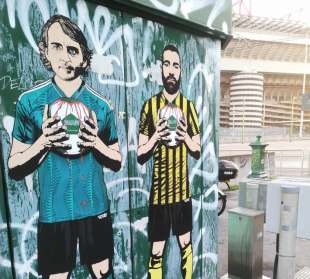 murale a san siro - roberto mancini - karim benzema - pallone insanguinato