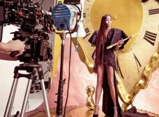 naomi campbell calendario pirelli