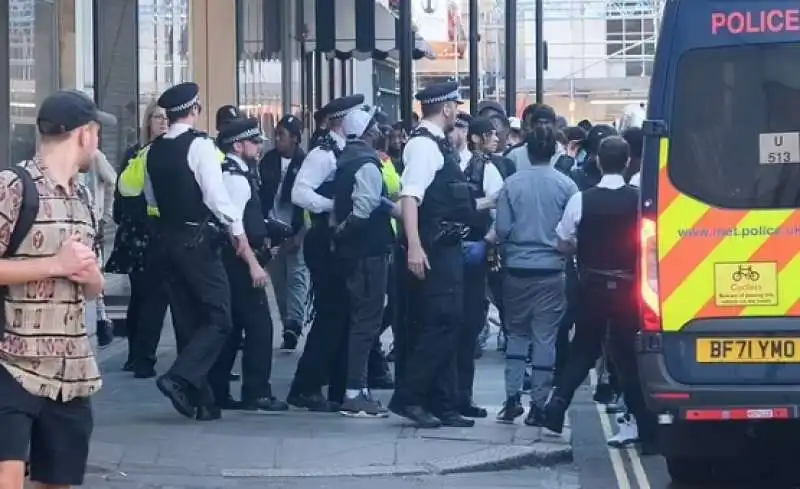 negozi saccheggiati a oxford street 1