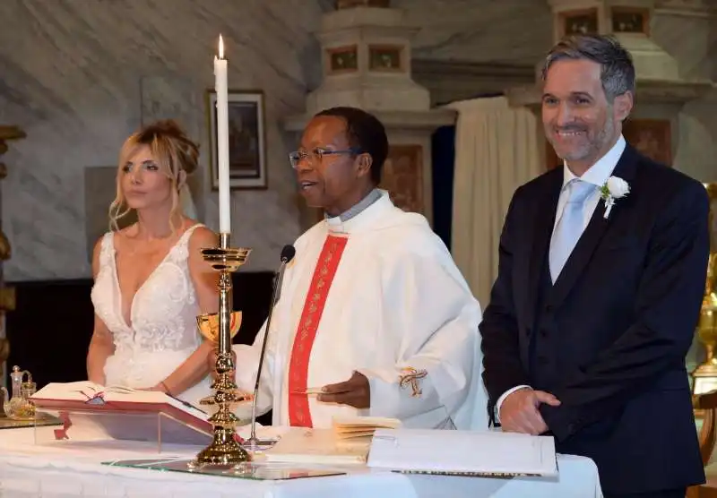 padre lambert con gli sposi vittoriana e simone  foto di bacco