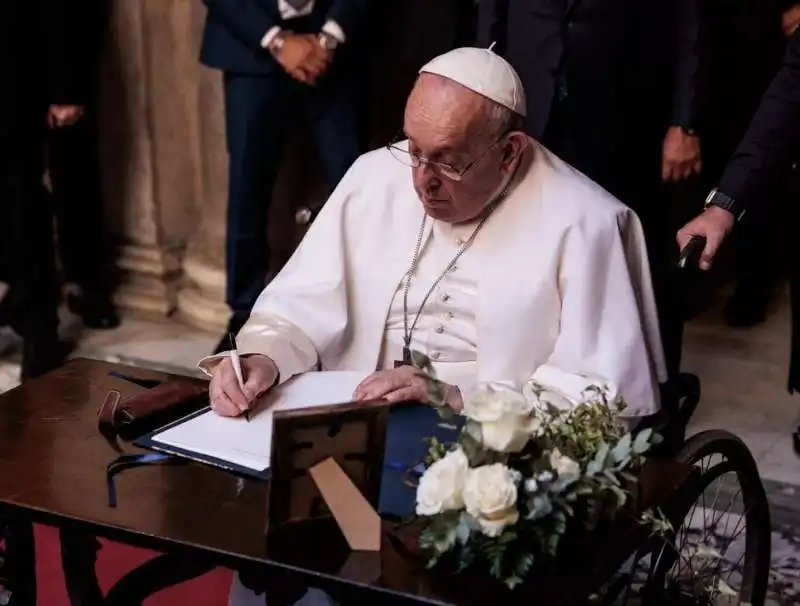 papa francesco alla camera ardente allestita in senato per giorgio napolitano 1