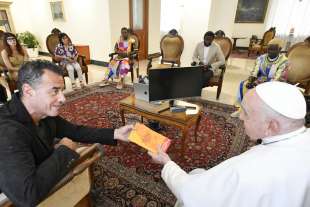 papa francesco riceve matteo garrone e gli attori del film io capitano 1