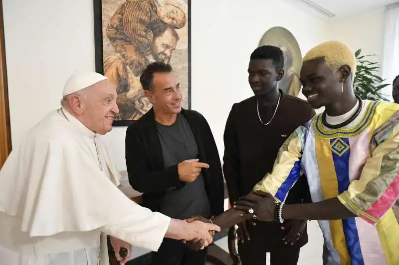 papa francesco riceve matteo garrone e gli attori del film io capitano   2