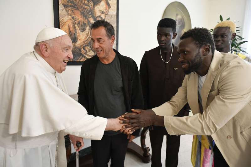 papa francesco riceve matteo garrone e gli attori del film io capitano 6